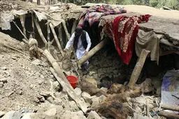  آواربرداری در افغانستان با دستان خالی پس از زلزله مرگبار
