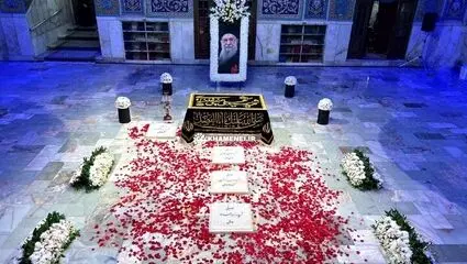 مزار مطهر قائد شهید و خانواده در دارالذکر حرم رضوی