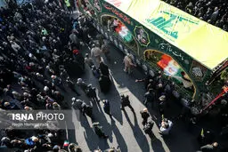 تصاویر تشییع پیکرهای ۱۰۰ شهید گمنام از مقابل دانشگاه تهران