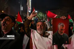 تجمع مردم مقابل سفارت انگلیس در حمایت از یمن