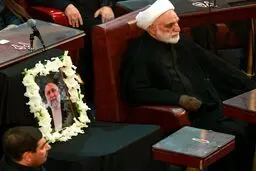 تصاویری از صندلی‌های مزین به عکس رئیسی در افتتاحیه مجلس خبرگان