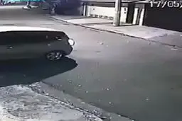  لحظه شلیک یک زن به سه مهاجم زورگیر