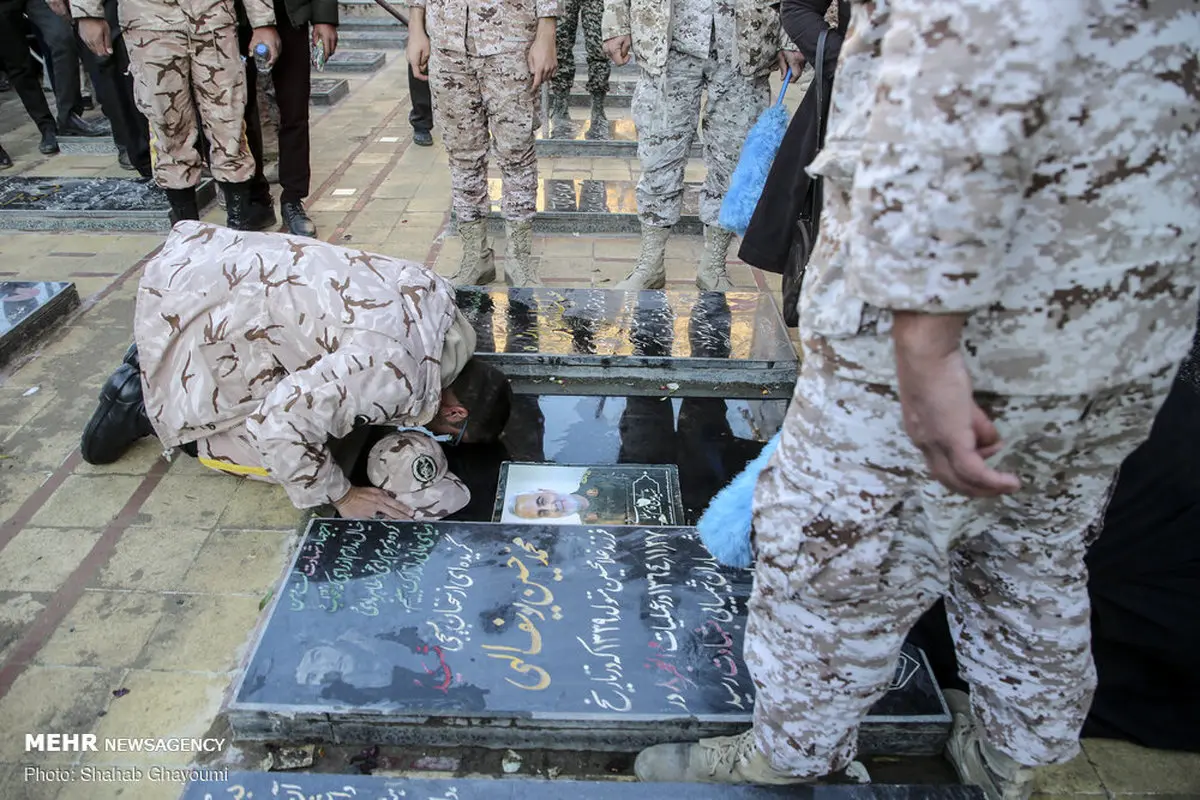 عکس / زیارت آرامگاه سردار توسط یک سرباز