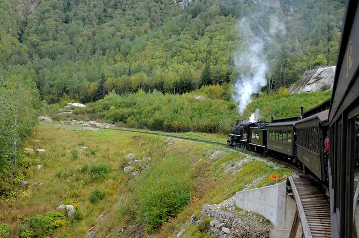 تصاویر/ راه آهن شگفت انگیز در میان کوه ها!