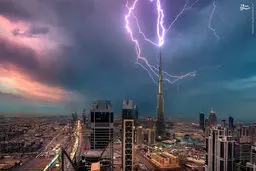 لحظه برخورد صاعقه به بلندترین برج دنیا/عکس