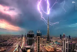 لحظه برخورد صاعقه به بلندترین برج دنیا/عکس