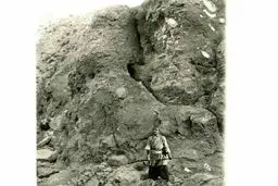 عکسی از ۱۱۸ سال پیش مردی تفنگ به‌دست در کنار صخره‌های جاده شیراز‌/عکس