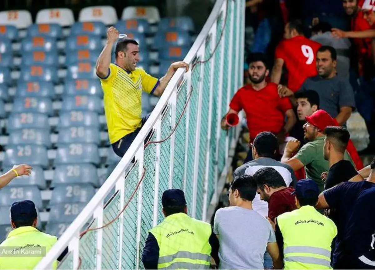 حمله هوادار مسجد سلیمانی با چاقو به هواداران پرسپولیس/عکس