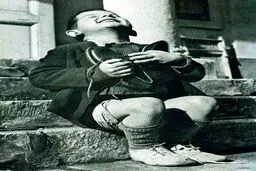 خوشحالی پسر بچه از داشتن کفش نو/عکس