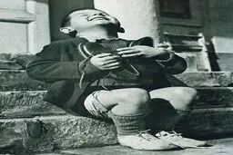 خوشحالی پسر بچه از داشتن کفش نو/عکس