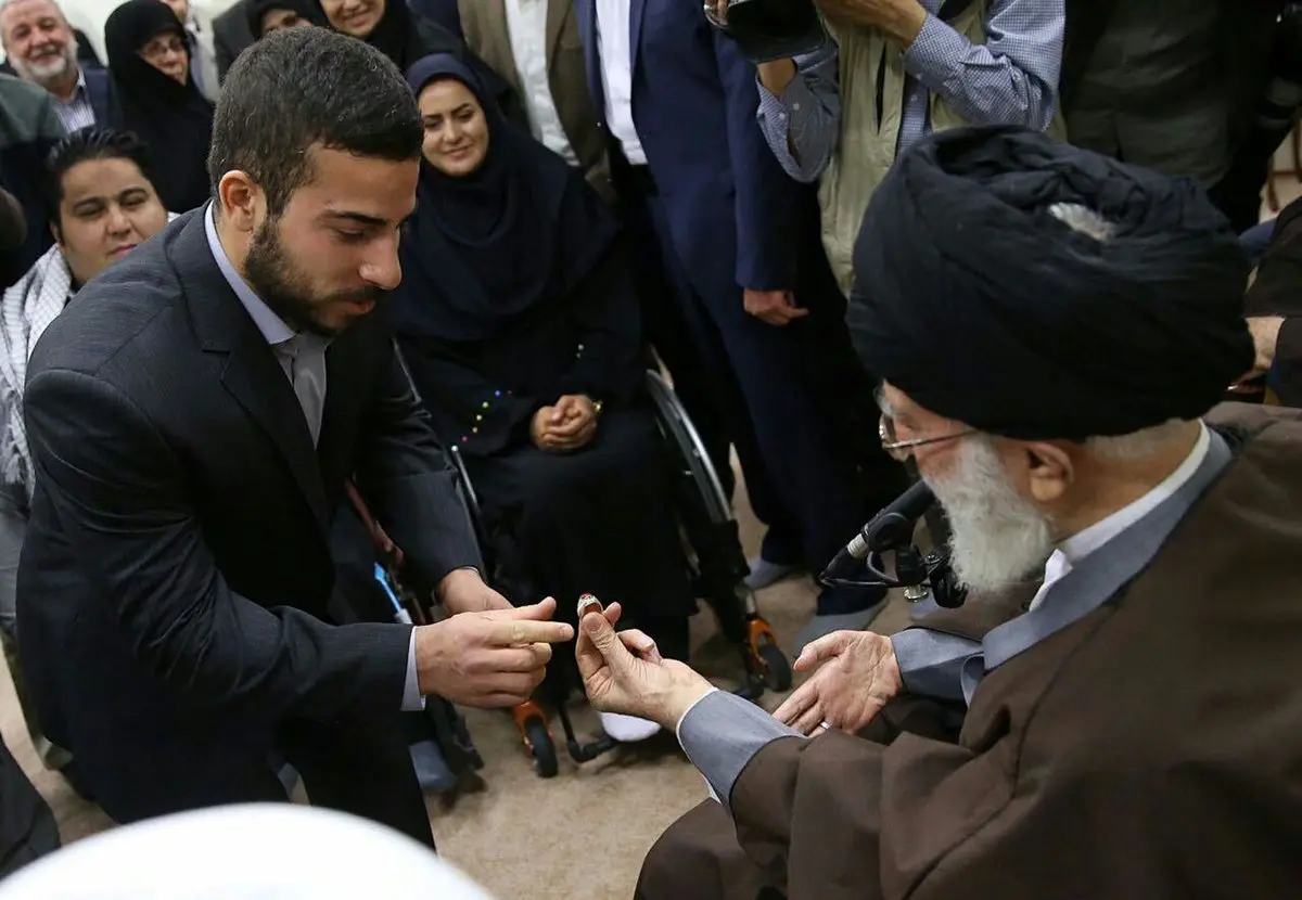 تصويری از اهدای انگشتر رهبر انقلاب به کیانوش رستمی