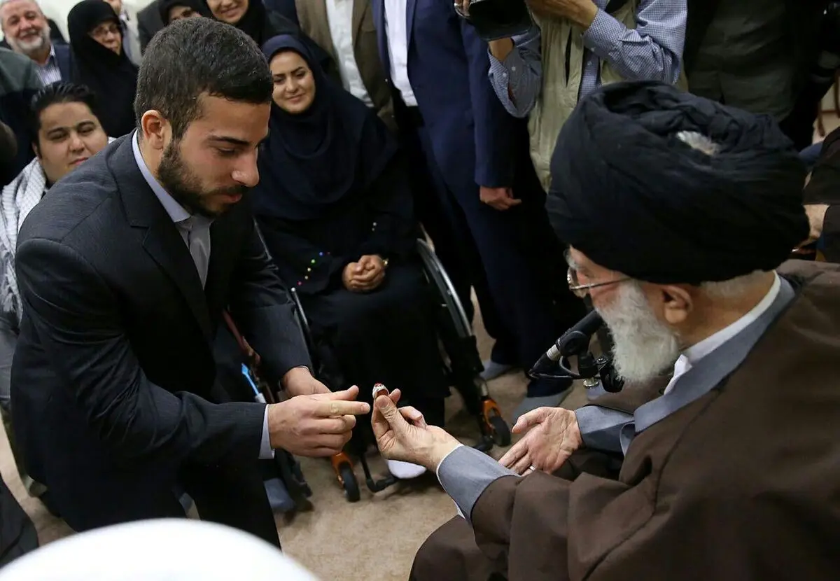 تصويری از اهدای انگشتر رهبر انقلاب به کیانوش رستمی
