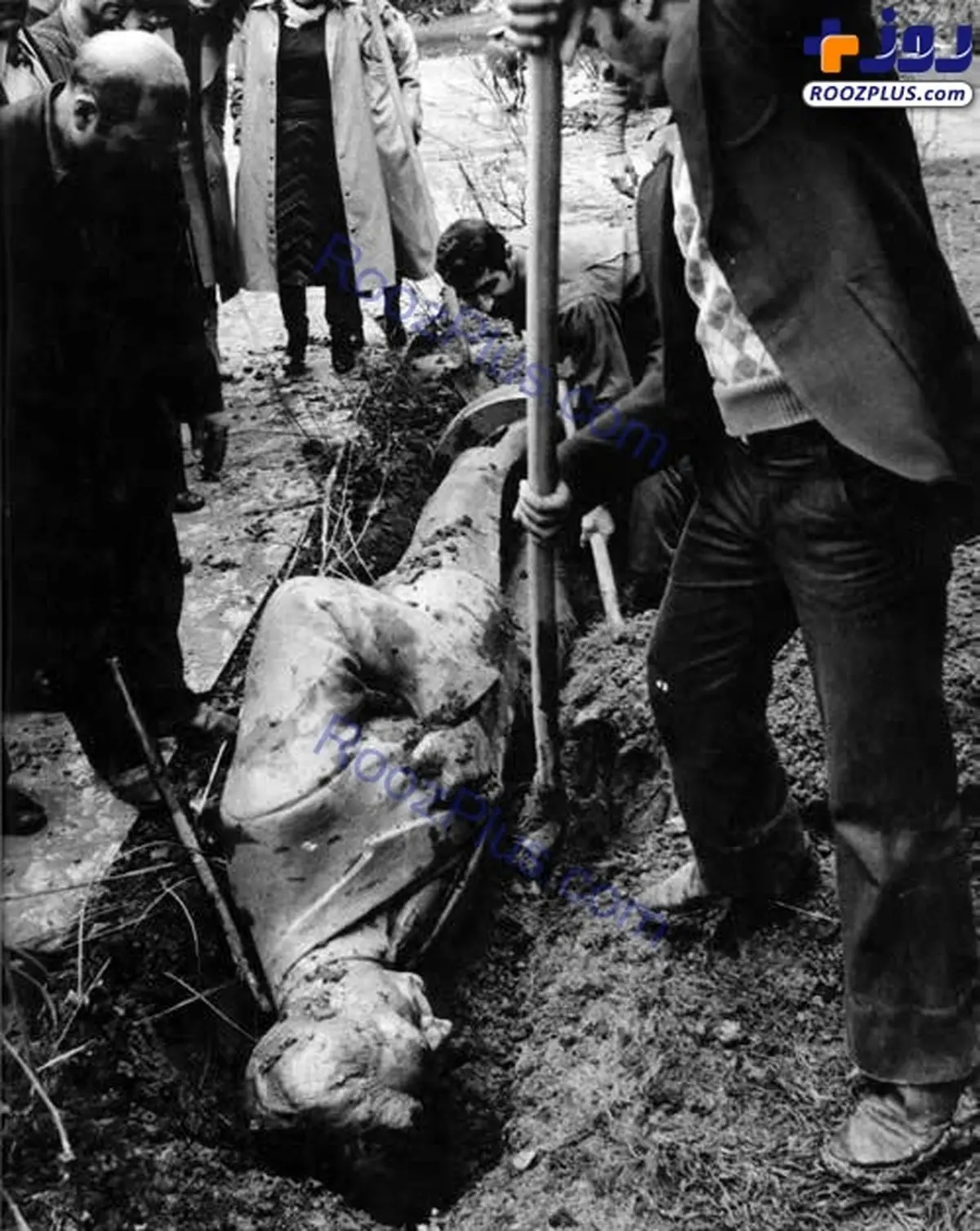 تصويری از دفن مجسمه محمدرضا پهلوی توسط انقلابيون