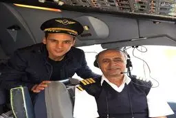 مهاجم استقلال با کلاه  خلبانی/ عکس