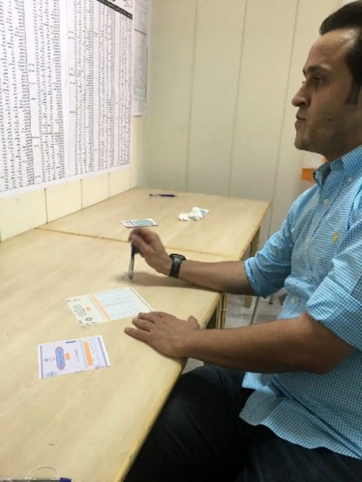 علی کریمی در حوزه رای گیری/عکس