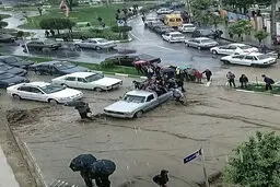 اقدام جالب راننده وانت در هوای بارانی/ عکس
