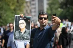 عکس | سلفی با عکس کیارستمی