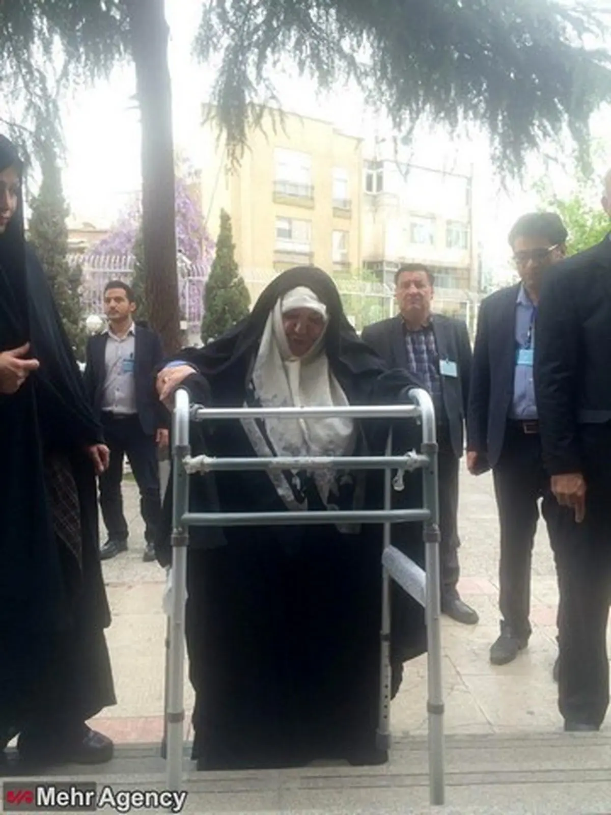 دختر آیت الله طالقانی در راه نامزدی برای ریاست جمهوری/عکس