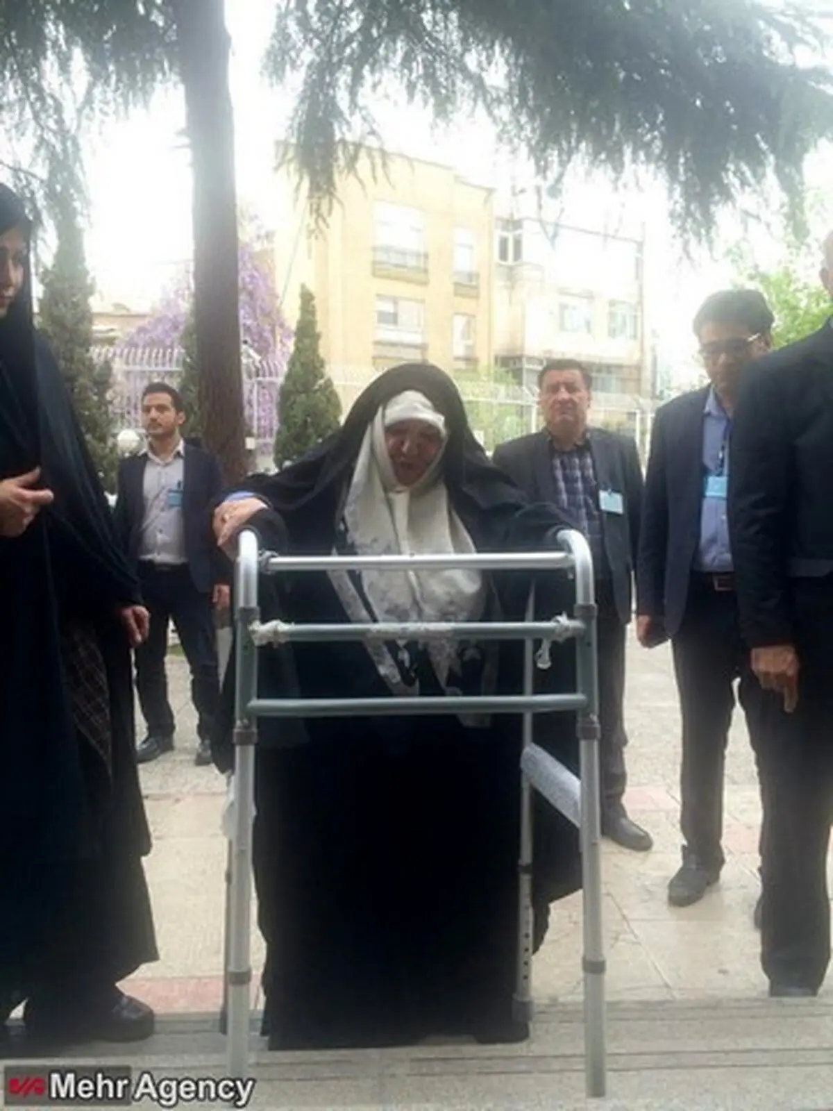 دختر آیت الله طالقانی در راه نامزدی برای ریاست جمهوری/عکس