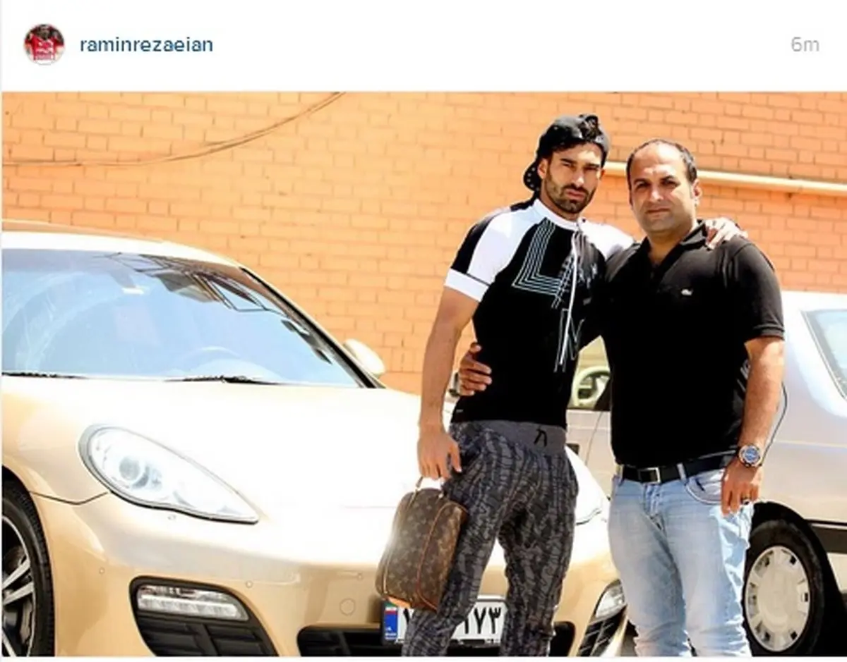 تیپ جدید ستاره پرسپولیس در کنار خودرو میلیاردی/ عکس