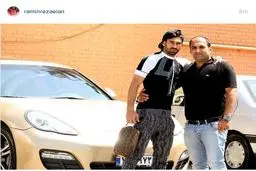 تیپ جدید ستاره پرسپولیس در کنار خودرو میلیاردی/ عکس