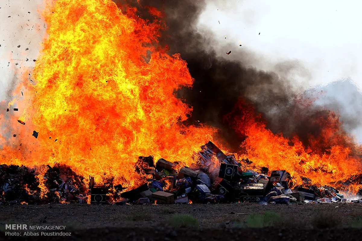 تصاویری از امحا ده ها تن کالای قاچاق در اصفهان