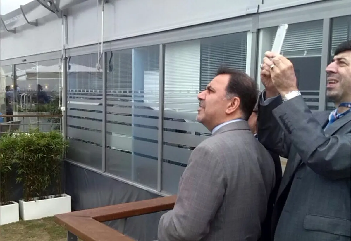 عکس برداری معاون وزیر راه از نمایشگاه پاریس/عکس
