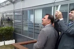 عکس برداری معاون وزیر راه از نمایشگاه پاریس/عکس