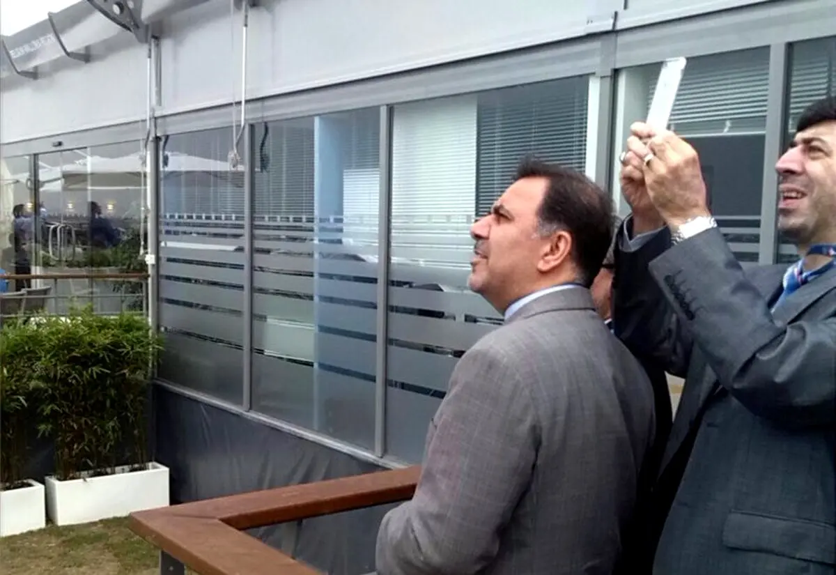 عکس برداری معاون وزیر راه از نمایشگاه پاریس/عکس