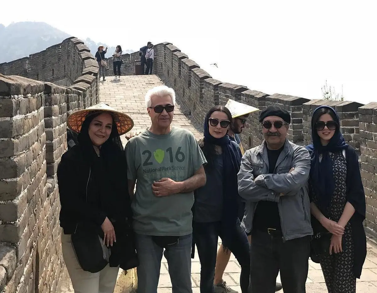 عوامل فیلم سینمایی "ملی و راه های نرفته اش"، روی دیوار چین!/عکس