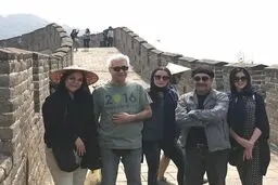 عوامل فیلم سینمایی "ملی و راه های نرفته اش"، روی دیوار چین!/عکس