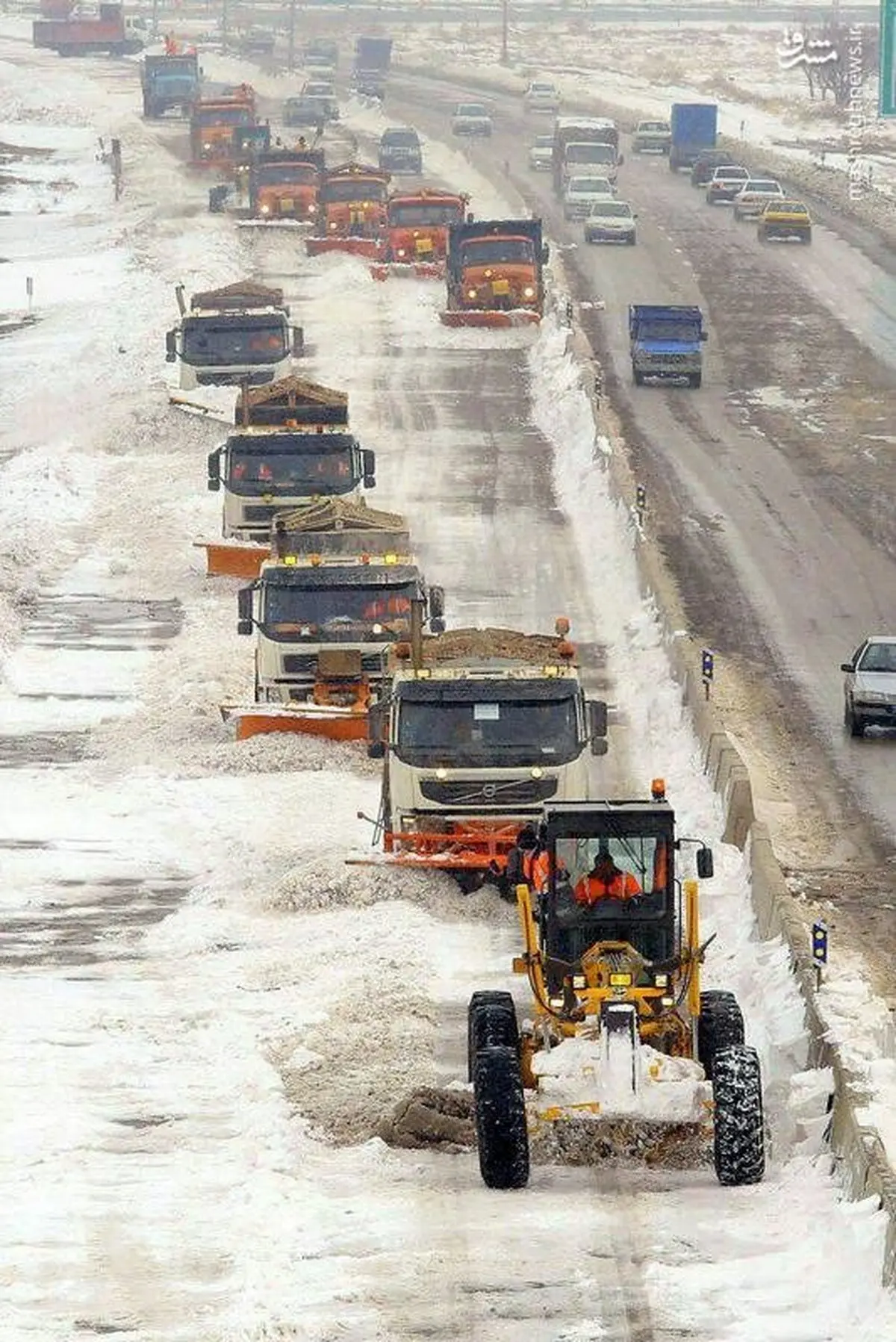 آرایش منظم ناوگان برف‌روبی در قزوین/عکس