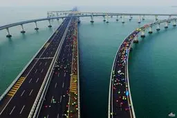 تصویری زیبا از عبور دوچرخه سواران از روی پل خلیج جیاوژو