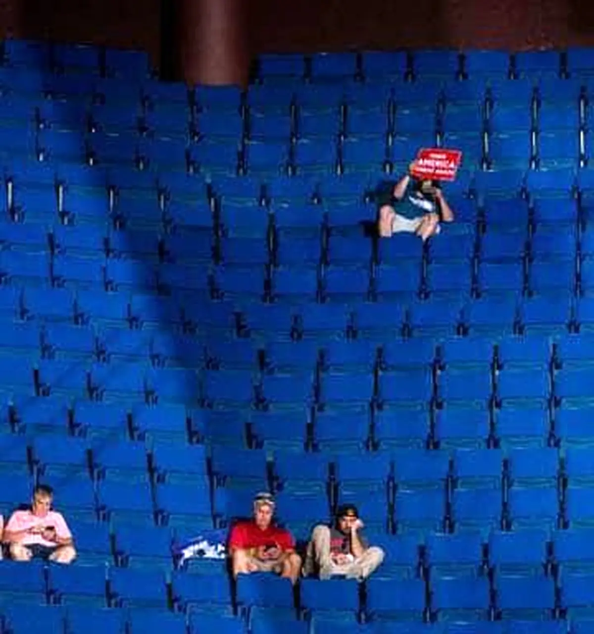 اتفاق عجیب در گردهمایی انتخاباتی ترامپ + عکس