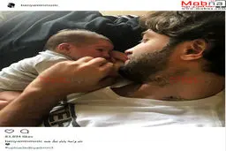 اولین تصویر پسر بنیامین بهادری در آغوش پدر/ عکس