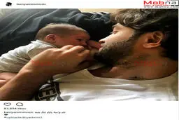 اولین تصویر پسر بنیامین بهادری در آغوش پدر/ عکس