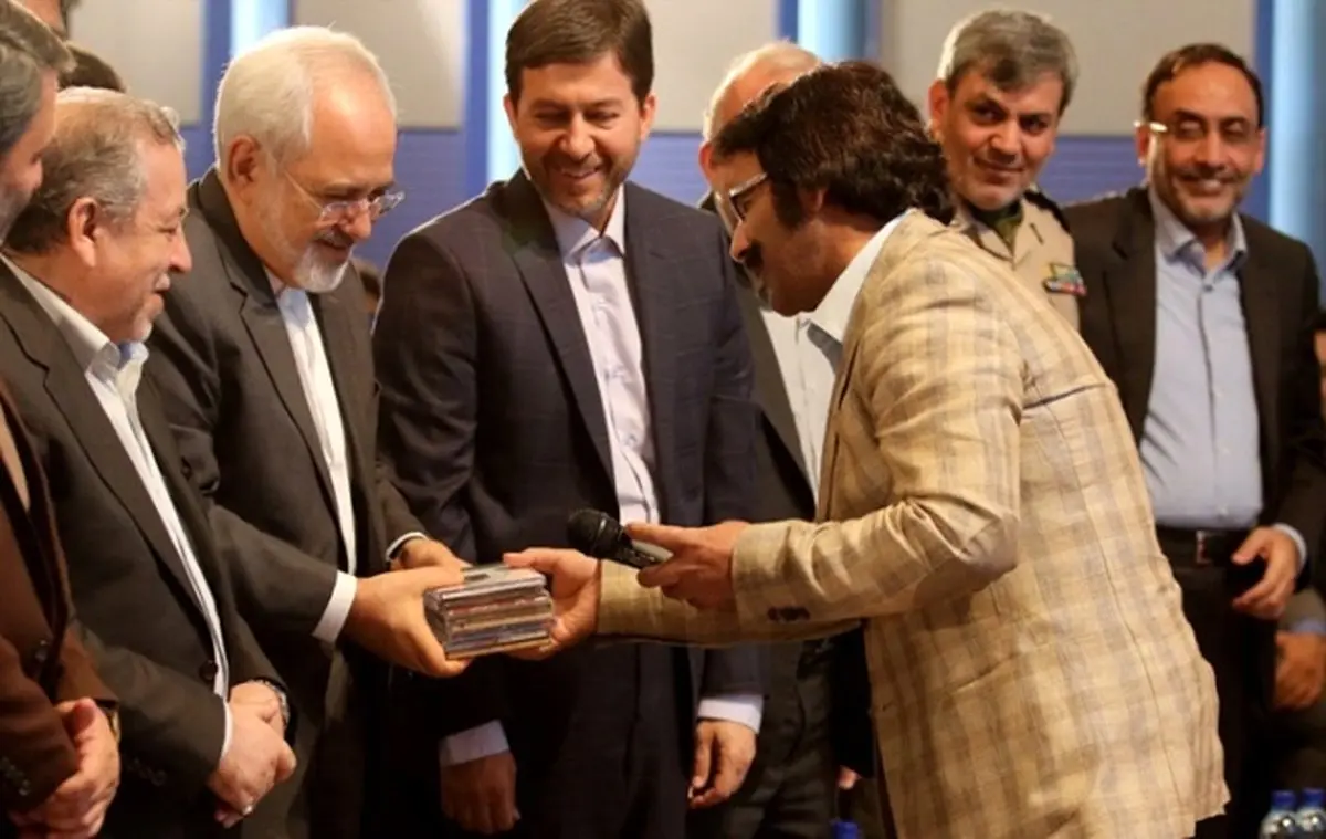 هدیه ای که ظریف از یک خواننده گرفت/عکس