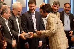 هدیه ای که ظریف از یک خواننده گرفت/عکس