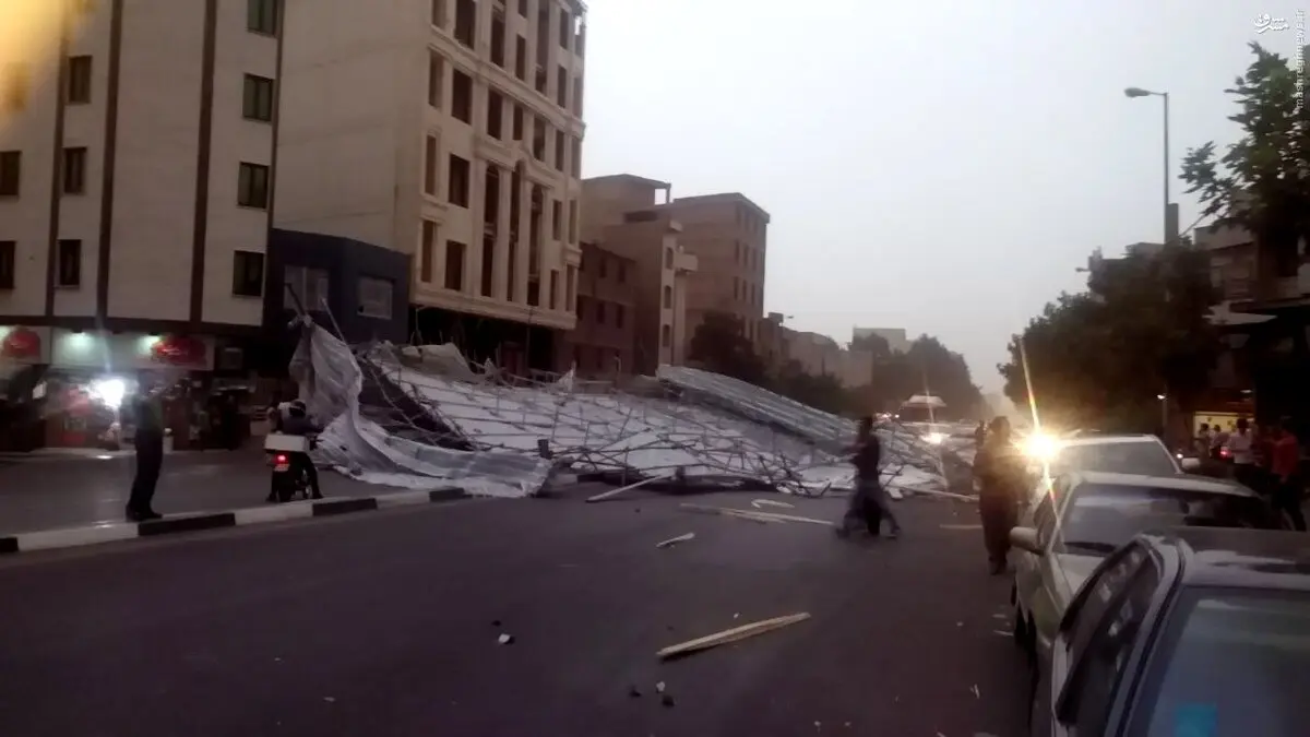 سقوط داربست در خیابان هنگام/عکس