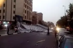 سقوط داربست در خیابان هنگام/عکس