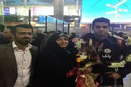 استقبال مادر و برادر پورعلی گنجی در بازگشت از استرالیا + عكس