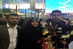 استقبال مادر و برادر پورعلی گنجی در بازگشت از استرالیا + عكس
