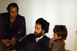 عکسی جالب از کودکی سیدحسن در کنار پدرش