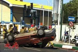 عکس: واژگونی پراید در مقابل تالار وحدت