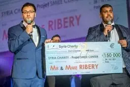 کمک بزرگ ستاره بایرن و همسرش به کودکان سوریه/ عکس