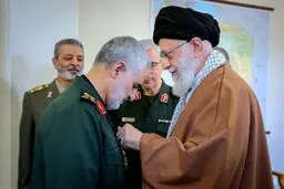 روز گذشته؛ تصویری از اعطای نشان ذوالفقار به سردار سرلشکر سلیمانی توسط فرمانده کل قوا/عکس
