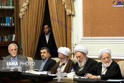 ژست «احمدی نژاد» در آخرین جلسه مجمع تشخیص مصلحت!/عکس