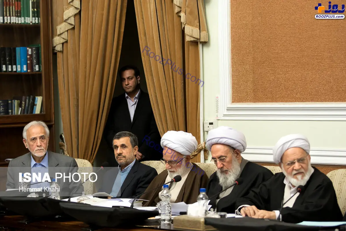ژست «احمدی نژاد» در آخرین جلسه مجمع تشخیص مصلحت!/عکس