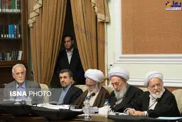 ژست «احمدی نژاد» در آخرین جلسه مجمع تشخیص مصلحت!/عکس