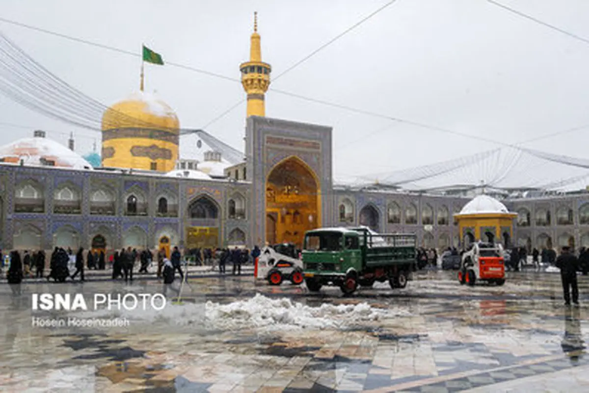 بارش برف در حرم رضوی/تصاویر